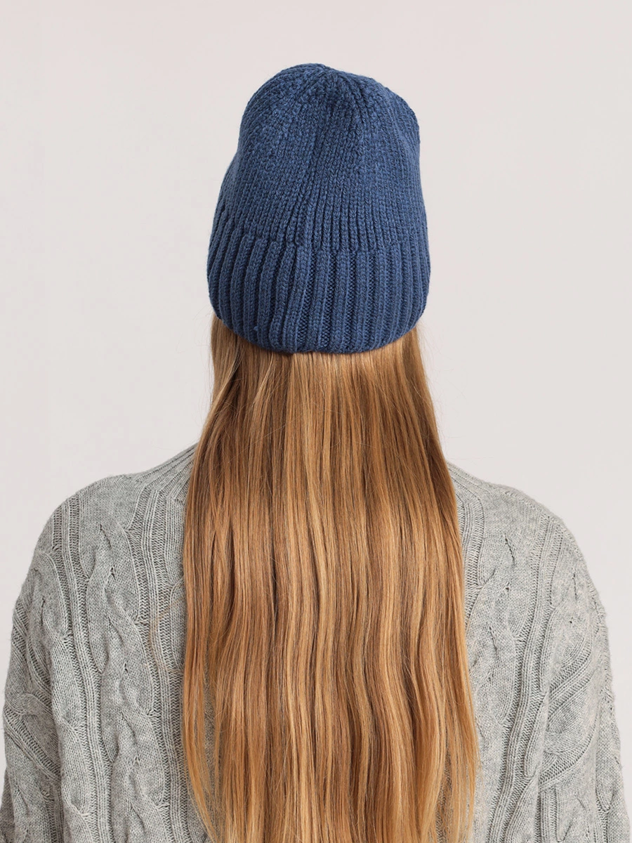 Вязаная шапка-бини синего цвета